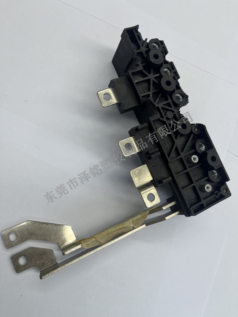 泽铭公司生产的3C电子零件，精密度成为行业翘楚
